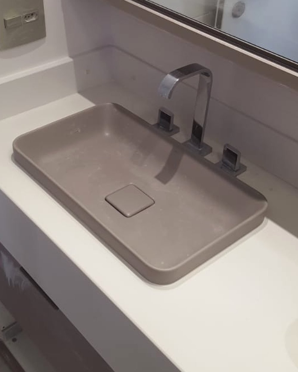 A mesma bancada depois do serviço, com a cuba nova instalada